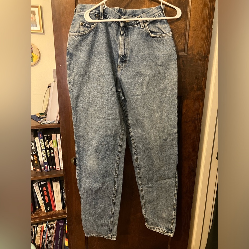 Vintage Lee Jeans. EUC. Straight leg and high waist.